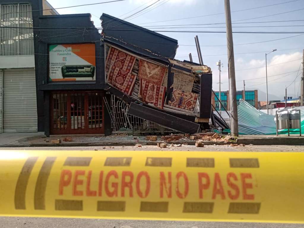Excavaciones continua generaron la emergencia en un local comercial.