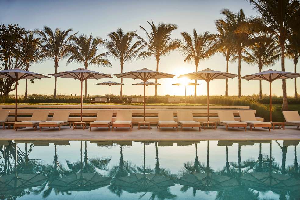 Four Seasons Hotel at The Surf Club. Los mismos escalones de mármol por los que subieron Sinatra y Churchill conducen a este legendario lugar, donde los huéspedes de antaño buscaban tanto el brillo del sol como el resplandor de la fama.