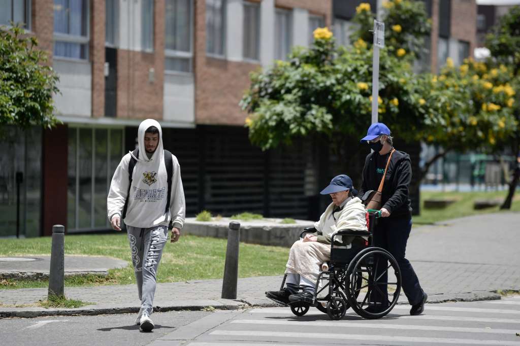 Personas de la tercera edad también conocidos como adultos mayores en las calles de Bogotá