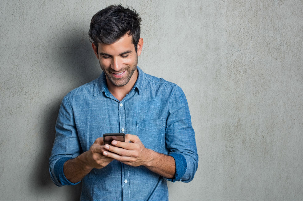 Papá en su celular / Foto: Getty