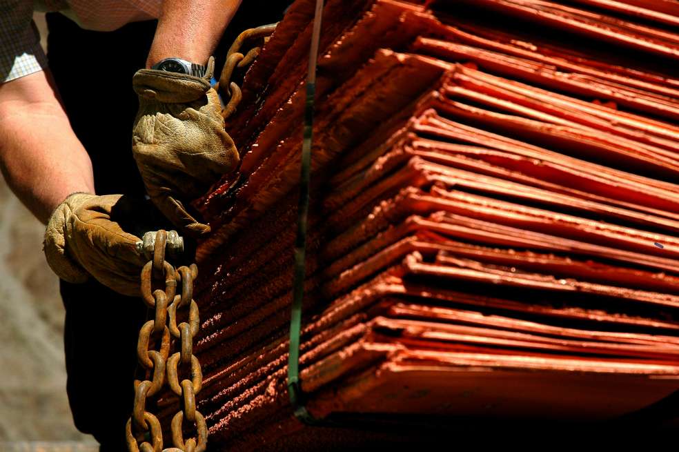 Un trabajador asegura las planchas de cobre antes de enviarlas a la mina de cobre Anglo American PLC Los Bronces en el centro de Chile. / Bloomberg News