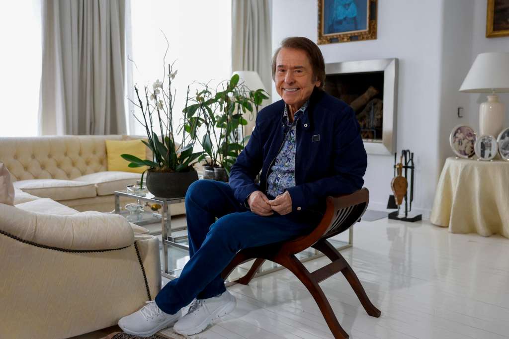 MADRID, 02/05/2025.- Dice Raphael que los recuerdos de aquel 17 de diciembre de 2024 en el que de una grabación para televisión acabó ingresado 10 días son "confusos". "Me acuerdo de querer hablar y decir otra cosa; ahí ya sabía que tenía problemas", comenta a EFE, solo cuatro meses y medio después y listo para recuperar su agenda profesional. EFE/ Juan Carlos Hidalgo
