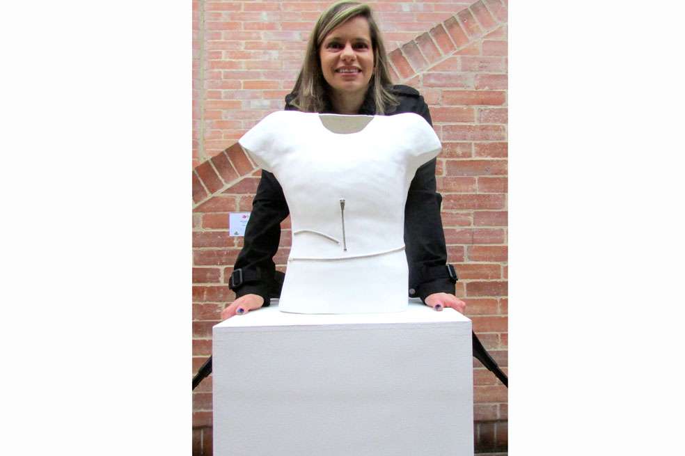 Diana Garavito con una de sus obras. / Cortesía