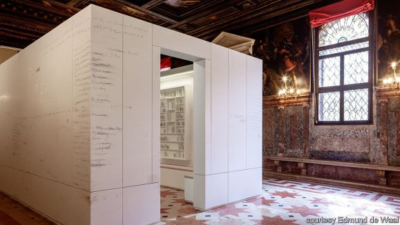 Según Edmund de Waal, creador de la Biblioteca del Exilio, "Cuando entras en esta biblioteca estás rodeado de la historia de la opresión, pero también de un mundo de literatura de gran poder y belleza".