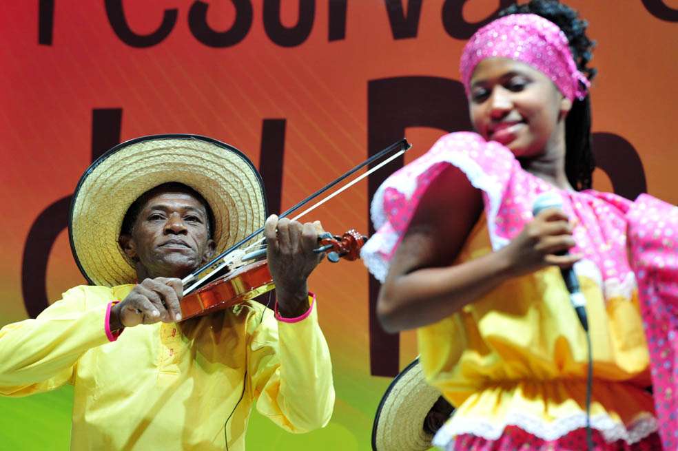 Dos generaciones de violines caucanos./ Nelson Sierra