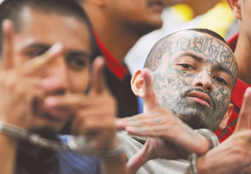 SSA05. SAN SALVADOR (EL SALVADOR), 18/06/09.- Pandilleros de la "Mara 18" esperan a que inicie el juicio en su contra hoy, 18 de junio de 2009, en una sala del Centro Judicial Isidro Menéndez en San Salvador (El Salvador). Un total de 133 integrantes de esta pandilla, una de las más grandes del país, son sometidos a un "macrojuicio" conjunto por su presunta participación en varios homicidios. EFE/Roberto Escobar