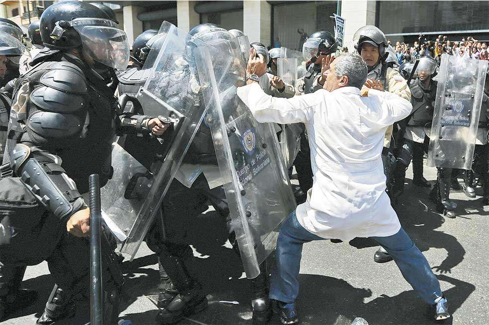 Durante 2014 los médicos se han unido a varias marchas para exigir mejoras en el sistema de salud. / Reuters