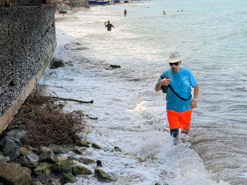 Anuncian acciones para reconstruir reconocida playa de Santa Marta desaparecida por erosión