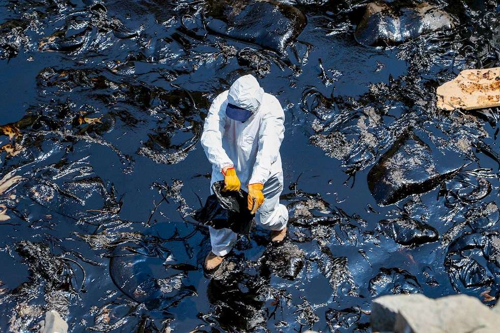 Fotografía cedida por la Municipalidad de Ventanilla de las labores de limpieza del derrame de petróleo vertido el sábado al océano Pacífico desde la refinería peruana de La Pampilla.