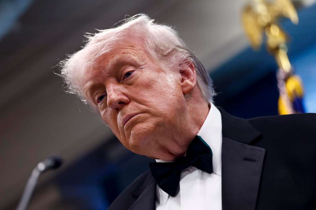 WASHINGTON (United States), 26/04/2026.- US President Donald Trump speaks to reporters in the White House Press Briefing Room after a shooting outside the Washington Hilton ballroom hosting the White House Correspondent’s Dinner caused the postponement of the event in Washington, DC, USA, 25 April 2026. The alleged shooter is in custody. EFE/EPA/WILL OLIVER