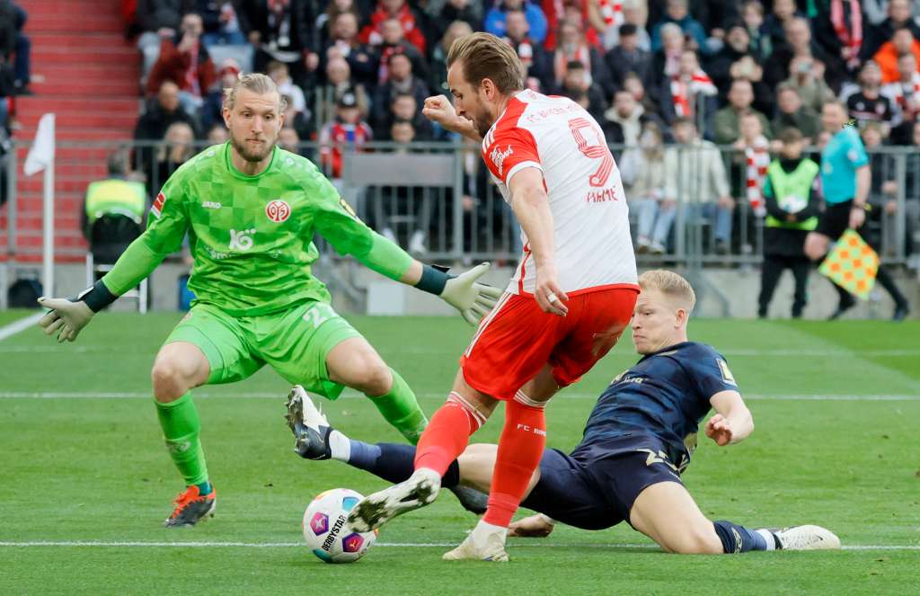 Munich (Germany), 09/03/2024.- Munich's Harry Kane (L) in action against Mainz'Äôs Andreas Hanke-Olsen (R) during the German Bundesliga soccer match between FC Bayern Munich and 1.FSV Mainz 05 in Munich, Germany, 09 March 2024. (Alemania) EFE/EPA/RONALD WITTEK CONDITIONS - ATTENTION: The DFL regulations prohibit any use of photographs as image sequences and/or quasi-video.
