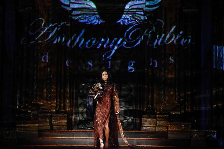 NEW YORK (United States), 15/02/2026.- A model with a dog present creations by designer Anthony Rubio during New York Fashion Week, in New York, New York, USA, 15 February 2026. (Moda, Nueva York) EFE/EPA/KENA BETANCUR