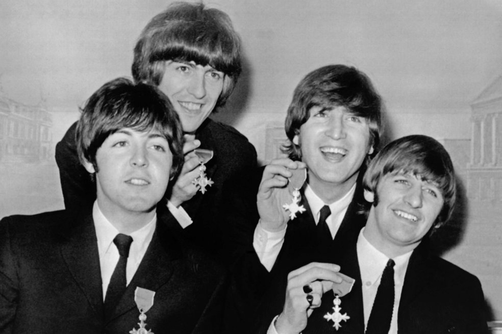 Los Beatles no fueron solo una mercancía prefabricada. La maestría compositiva de Lennon y McCartney logró crear canciones que expresaban el sentimiento de júbilo y alegría de la juventud de un mundo que salía de la pesadilla de la Segunda Guerra Mundial. / AFP