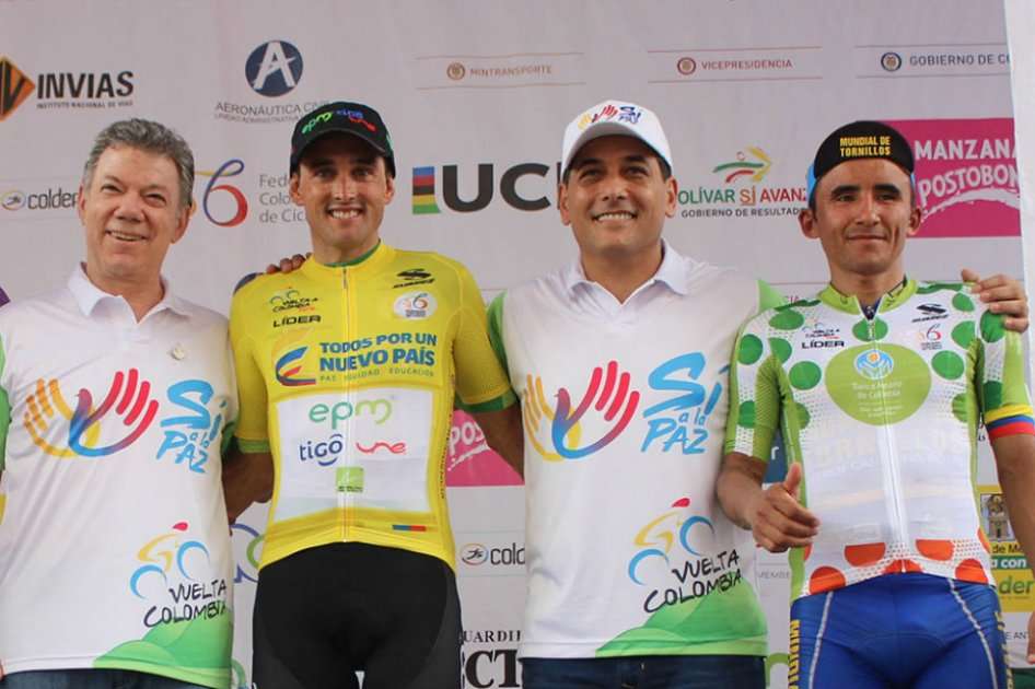Óscar Sevilla junto a Juan Manuel Santos y el ganador de la etapa, Fabio Montenegro. Foto: Federación Colombiana de Ciclismo
