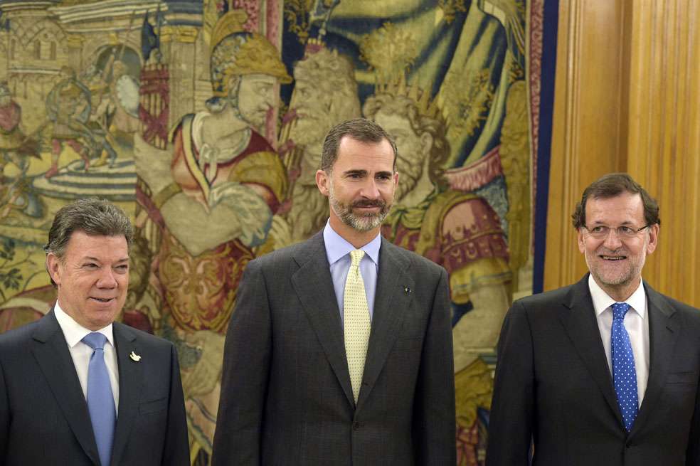 El presidente Santos, el rey Felipe VI y el presidente del gobierno español, Mariano Rajoy, en el Palacio de la Zarzuela en Madrid (España). / AFP