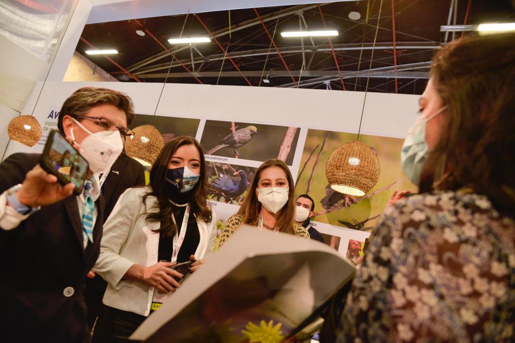 Claudia López, alcaldesa de Bogotá, en la Vitrina Turística de Anato junto a Karol Fajardo Mariño, directora del IDT.
