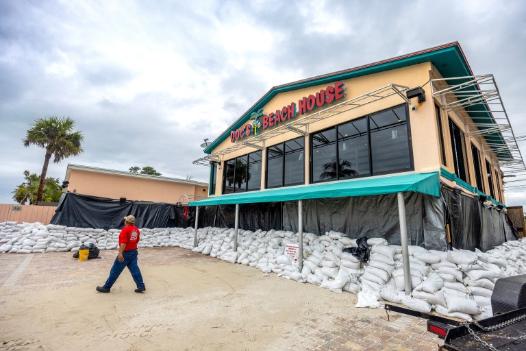 Fort Myers (United States), 08/10/2024.- A person walks in front of a restaurant surrounded by sand bags as the city prepares for Hurricane Milton in Bonita Beach, Florida, USA, 08 October 2024. According to the National Hurricane Center'Äôs Live Hurricane Tracker, Hurricane Milton is set to make landfall on the west coast of Florida Wednesday evening. After rapidly intensifying into a Category 5 storm on Monday, Milton is anticipated to weaken as it reaches the shore but will still bring significant weather impacts across the state. (tormenta) EFE/EPA/CRISTOBAL HERRERA-ULASHKEVICH