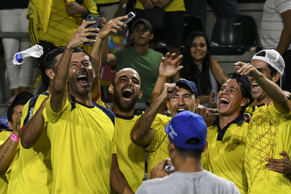 Los jugadores de Colombia celebran su triunfo en la Copa Davis frente a Brasil. / AFP