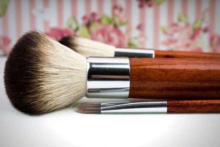 Aún son muchas las personas que desconocen cómo limpiar las brochas del maquillaje y, en ocasiones, pueden terminar dañándolos por no saber cómo hacerlo.