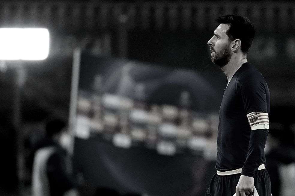 Lionel Messi se va del Camp Nou después de la derrota por 4-1 contra PSG en Champions League.