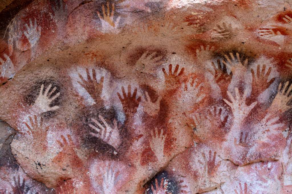 La Cueva de las Manos del Río Pinturas alberga un conjunto excepcional de arte rupestre, ejecutado entre los años 13.000 y 9.500 a.C.
