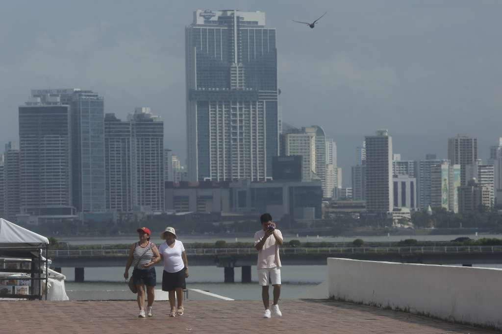 AME7837. CIUDAD DE PANAMÁ (PANAMÁ), 07/02/2025.- Personas caminan este jueves, Ciudad de Panamá (Panamá). El turismo es una buena opción para la inversión en muchos lugares del mundo, y Panamá emerge como uno de los "destinos atractivos" por sus políticas favorables para inversionistas y su infraestructura turística bien desarrollada, afirmó a EFE Natalia Bayona, directora ejecutiva de ONU Turismo. EFE/ Carlos Lemos