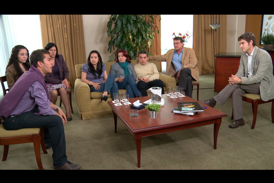 Gustavo en una intervención con su familia y el terapeuta Andrés Rueda. / A&E
