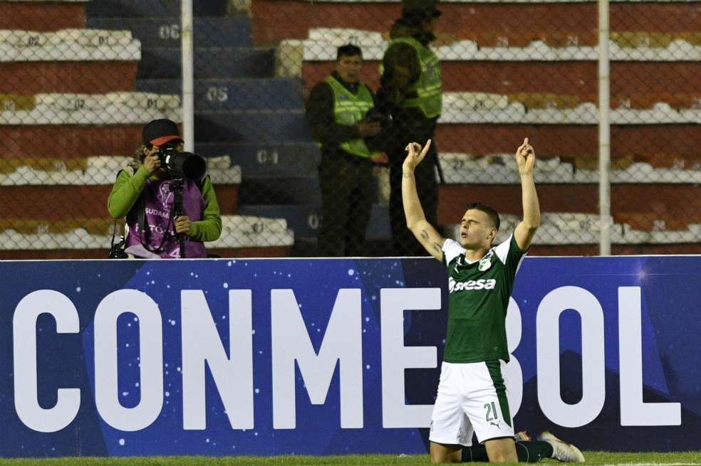Nicolás Benedetti al minuto 88 marcó de penal el segundo gol de la victoria 2-1 ante Bolívar. / AFP