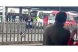 Mujer arriesga su vida saltando sobre las nuevas barreras del Transmilenio