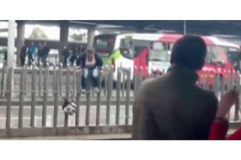 Mujer arriesga su vida saltando sobre las nuevas barreras del Transmilenio