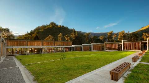 Este es el colegio público que Crepes & Waffles construyó en Cajamarca, Tolima