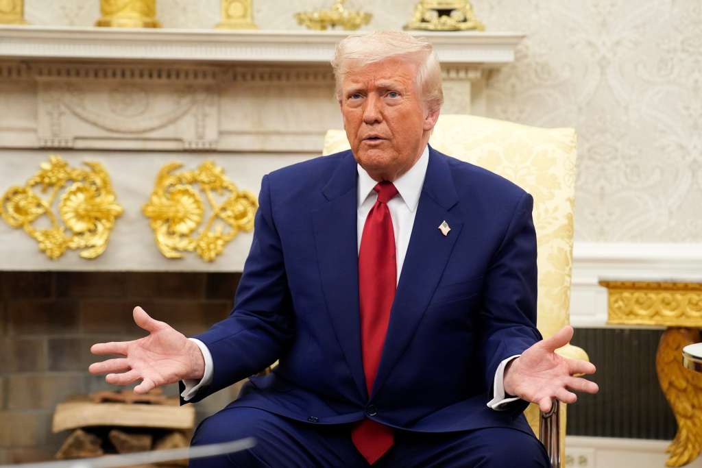 Washington (United States), 07/04/2025.- US President Donald Trump speaks during his meeting with Israeli Prime Minister Benjamin Netanyahu in the Oval Office of the White House in Washington, DC, USA, 07 April 2025. EFE/EPA/YURI GRIPAS / POOL