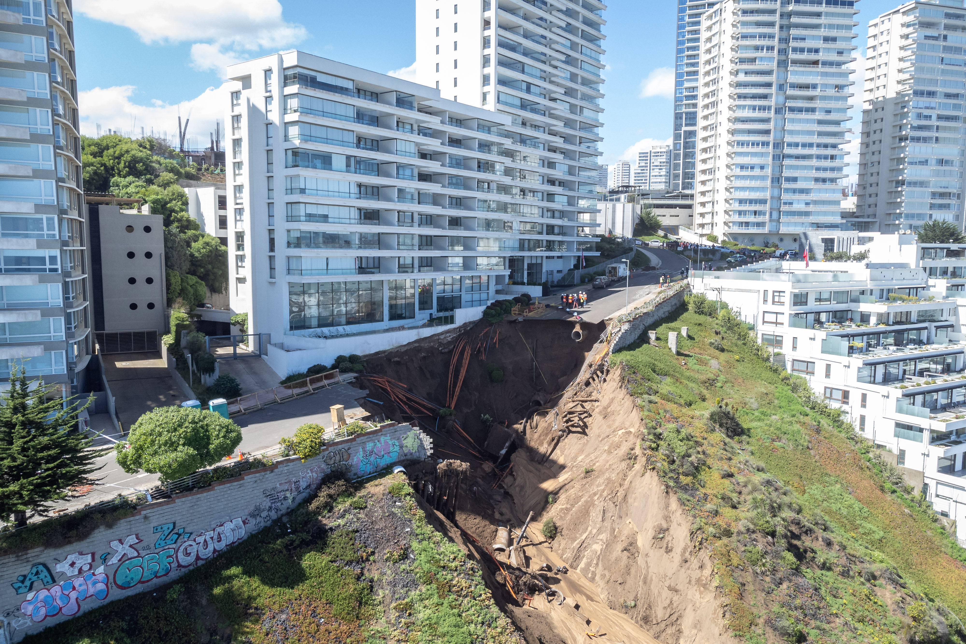 CH01. VIÑA DEL MAR (CHILE).11/09/2023.- Fotografía aérea tomada hoy que muestra un socavón provocado por las lluvias al costado de los edificios Kandinsky y Miramar, que hace semanas ya habían sido afectados por un derrumbe, en Viña del Mar (Chile). Un segundo socavón de grandes dimensiones obligó este lunes a evacuar a unas 200 personas de un edificio de lujo de la ciudad de Viña del mar, en la costa de Chile, construido sobre una duna, ante el incremento del riesgo de que se pueda venir abajo, informaron las autoridades locales. EFE/ José Veas