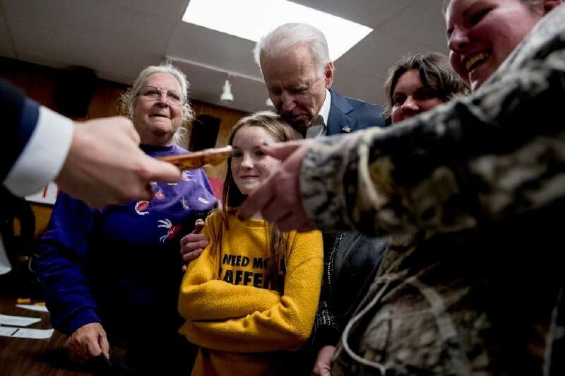 Joseph Biden se define como un “político táctil”. Sin embargo, su exceso de “confianza” abrió la polémica. / AFP