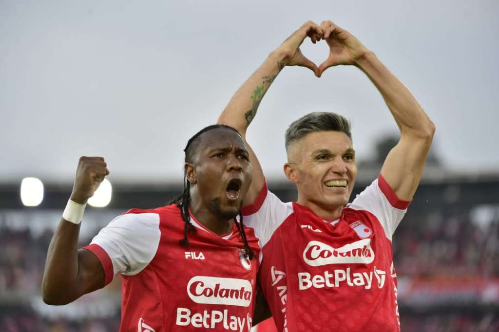 El goleador Hugo Rodallega (Izq.) y el volante todoterreno Daniel Torres, los capitanes y figuras del Santa Fe 2024.