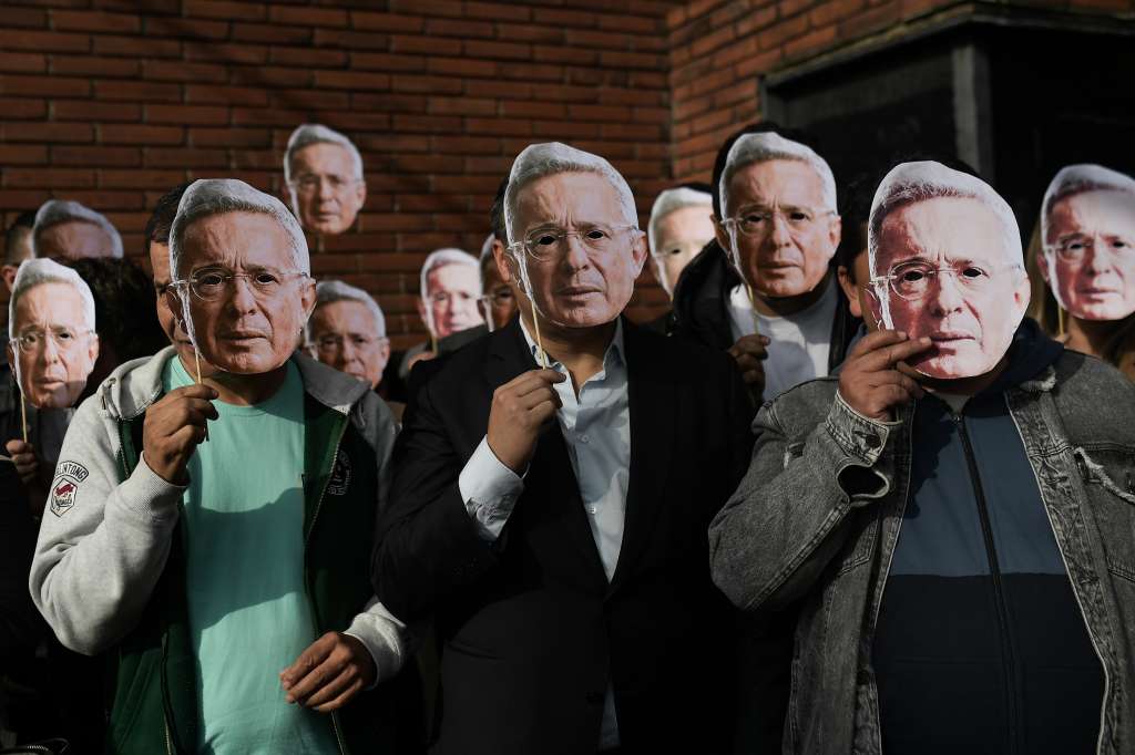 Simpatizantes del expresidente colombiano quienes hacen presencia a las afueras de los juzgados de Paloquemao