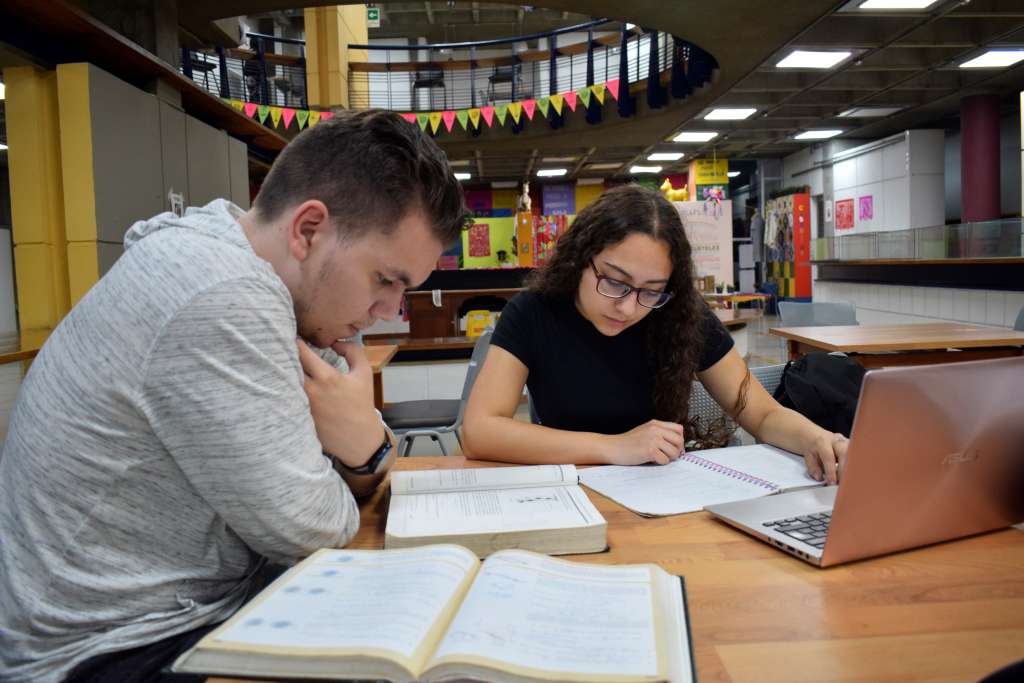 Este servicio está dirigido a comunidad UPB, estudiantes de universidades del G8, Universidad Católica Luis Amigó e Institución Universitaria Salazar y Herrera. El ingreso de los estudiantes que no sean de la UPB se realizará únicamente con cédula de ciudadanía y carné de la respectiva institución. El horario de ingreso después de las 10 p.m. se hará por la portería de la Av. Nutibara.