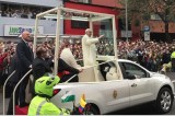 Una bendición del papa Francisco a toda velocidad