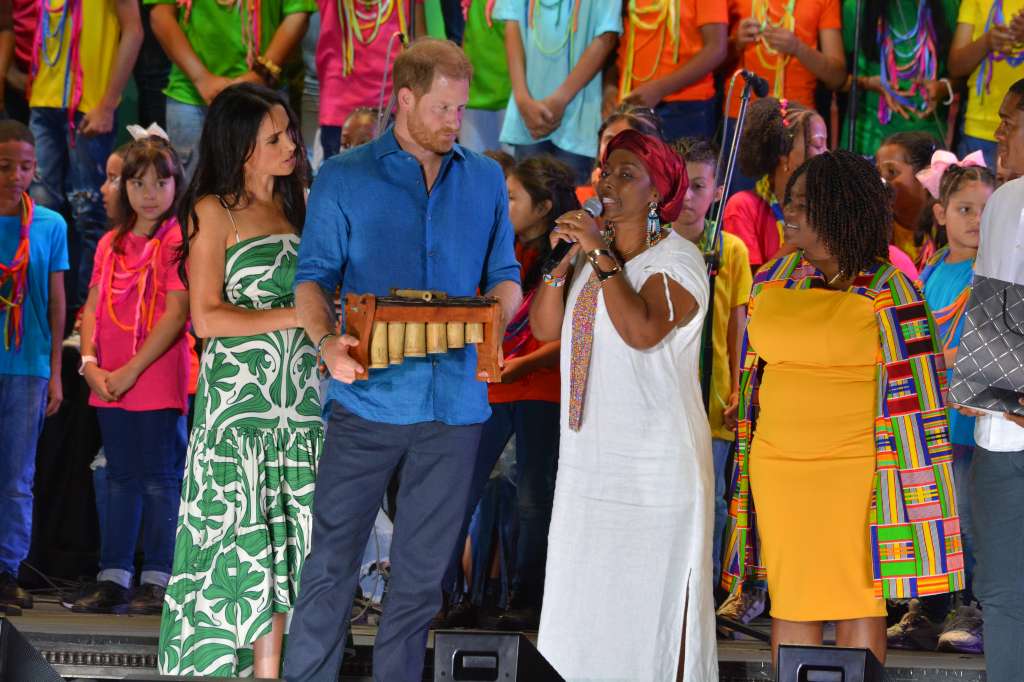 AME1710. CALI (COLOMBIA),18/08/2024.- Fotografía cedida de los duques de Sussex Harry (2-i) y Meghan (i) recibiendo un premio de la cantante Nidia Góngora (2-d) y la vicepresidenta colombiana Francia Márquez (d) durante el cierre del Festival Petronio Álvarez, este domingo en la ciudad de Cali (Colombia). A ritmo de marimba y con el mejor sabor del viche, una bebida alcohólica tradicional del Pacífico colombiano, los duques de Sussex, el príncipe Harry y Meghan, cerraron su visita a Colombia, con un paseo por el Festival de Música del Pacífico Petronio Álvarez, el evento de cultura afro más grande de Latinoamérica que se realiza en la ciudad de Cali. EFE/ STR