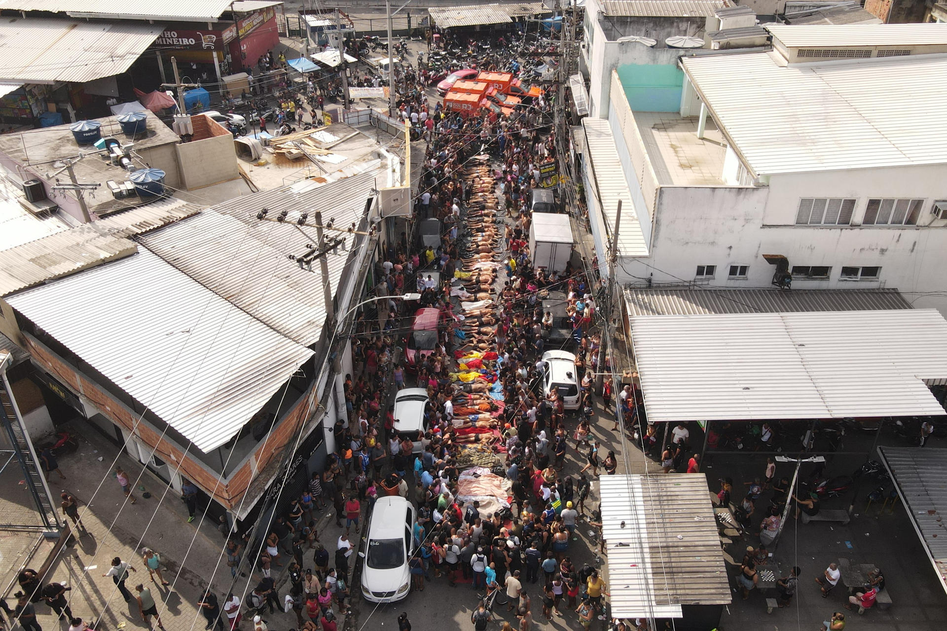 ATENCIÓN EDITORES: CONTENIDO GÁFICO EXPLICITO AME3085. RÍO DE JANEIRO (BRASIL), 29/10/2025.- Fotografía aérea de cuerpos sin vida este miércoles, en una calle de Río de Janeiro (Brasil). La operación policial lanzada el martes en Río de Janeiro, la más letal de la historia de la ciudad brasileña, dejó 132 muertos, entre ellos cuatro agentes, informó este miércoles a EFE la Defensoría Pública regional. EFE/ Renato Spyrro
