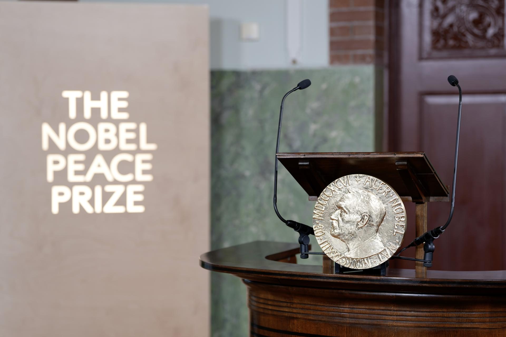 Oslo (Norway), 10/10/2025.- The Nobel Peace Prize medal is placed at the Norwegian Nobel Institute in Oslo, Norway, 10 October 2025. The Chairman of the Nobel Committee, Jorgen Watne Frydnes, will announce the winner of the 2025 Nobel Peace Prize. (Noruega) EFE/EPA/RODRIGO FREITAS NORWAY OUT