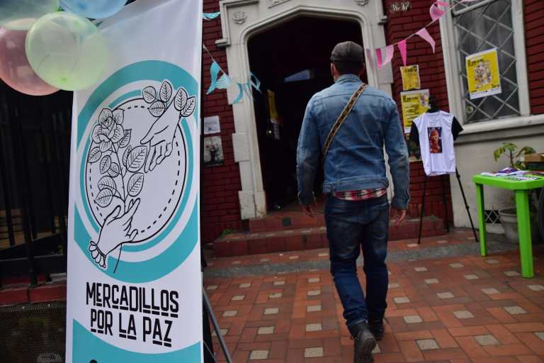 Son múltiples las iniciativas de víctimas y excombatientes anteriores al Acuerdo de paz y las que surgieron como consecuencia de este. Si quiere conocer otros productos puede visitar también La tienda de la empatía en donde encontrará productos de campesinos, indígenas y afro que quieren dar a conocer y preservar sus raíces culturales.