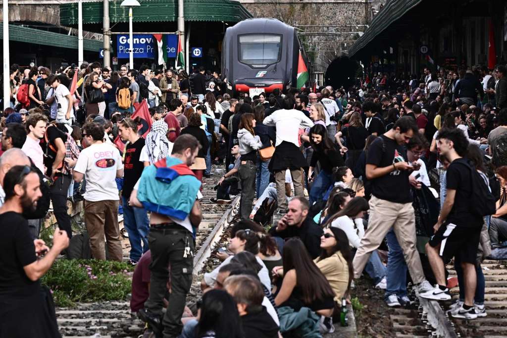 GENOA (Italy), 03/10/2025.- Pro-Palestinian demonstrators block railway tracks at the main station of Genoa Principe, as part of a national general strike called by different organisations to protest against the interception of the Global Sumud Flotilla (GSF) by the Israeli forces, in Genoa, Italy, 03 October 2025. Israel's interception of the flotilla, which was carrying pro-Palestinian activists and aid supplies to the Gaza Strip, and the detention of all those on board its vessels, has sparked international condemnation and protests. (Protestas, Italia, Génova) EFE/EPA/DANIEL DAL ZENNARO