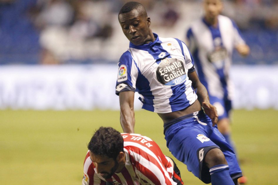 El jugador colombiano Marlos Moreno (d) durante el partido del Deportivo frente al Bilbao. / EFE