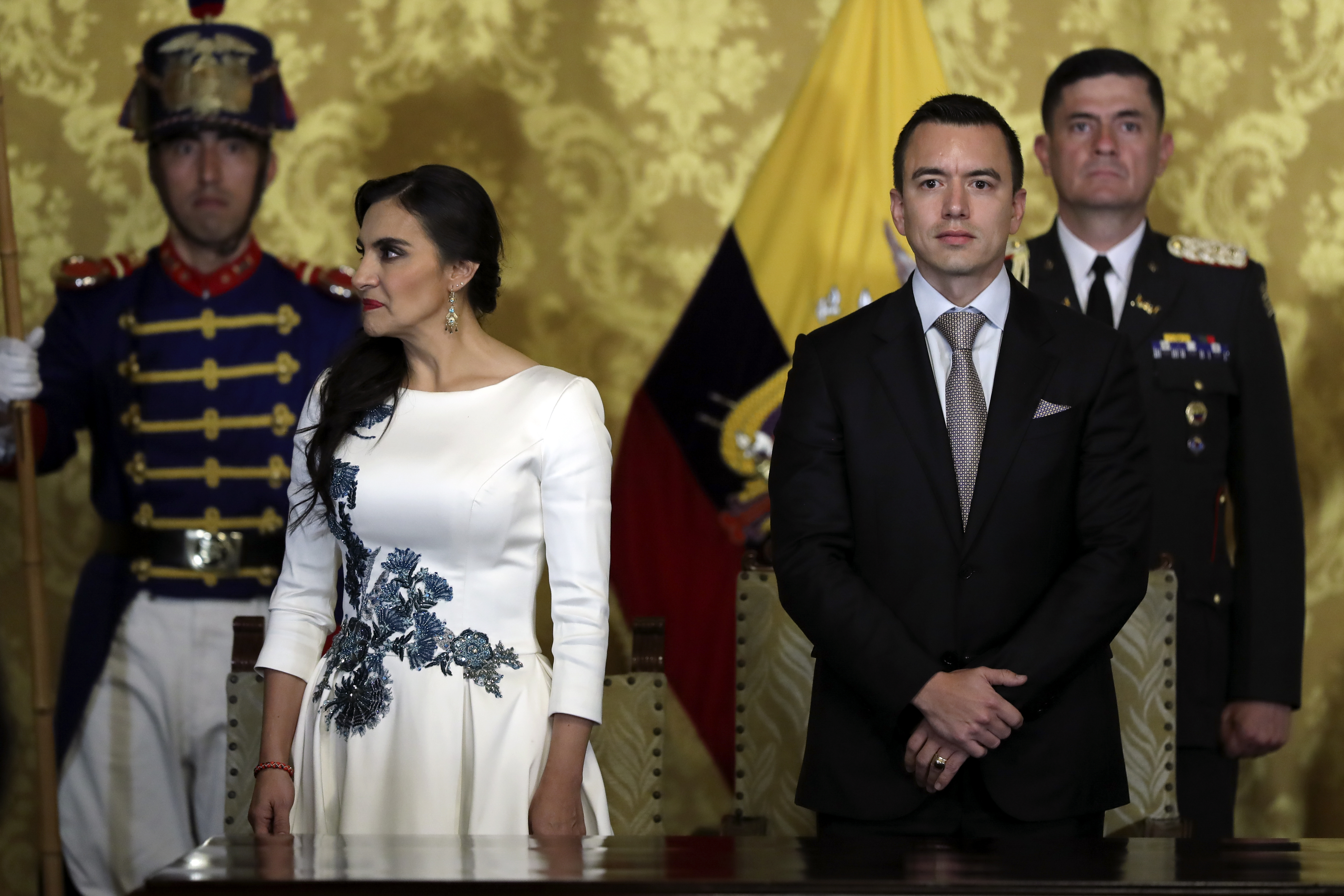AME9097.QUITO (ECUADOR), 23/11/2023.- El presidente de Ecuador, Daniel Noboa (d), junto a la vicepresidenta, Verónica Abad (i), participa en un acto protocolario en el Palacio de Carondeletale luego de ser investido en la Asamblea Nacional (Parlamento) como jefe de Estado en reemplazo de Guillermo Lasso, hoy, en Quito (Ecuador). El joven empresario estará a cargo de la Presidencia de Ecuador con un corto mandato de apenas año y medio para completar el periodo 2021-2025, que su predecesor interrumpió al aplicar en mayo pasado la figura constitucional de la 'muerte cruzada', con la que disolvió la Asamblea Nacional, de mayoría opositora, y celebrar nuevas elecciones generales. EFE/ José Jácome