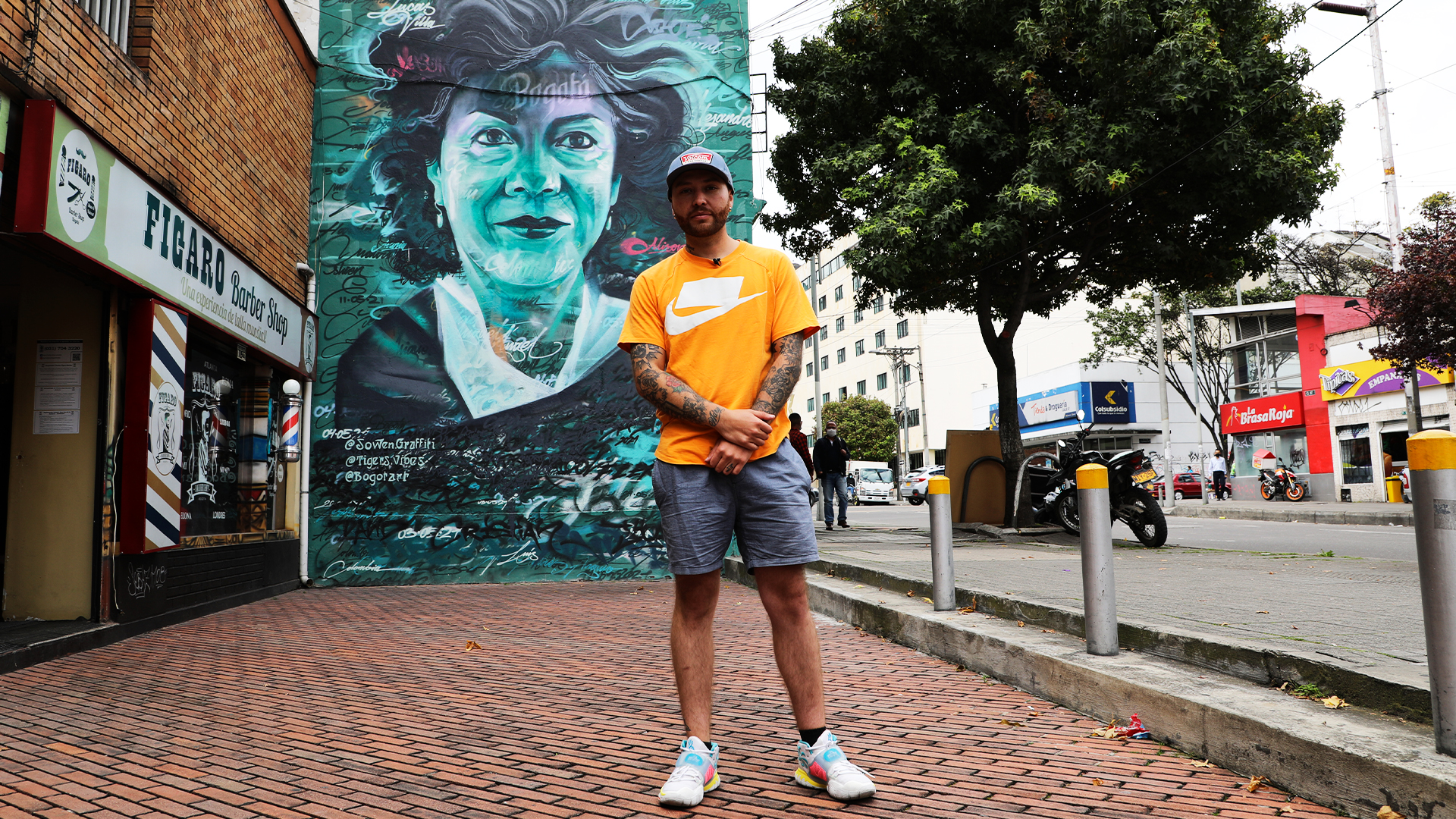 Pablo Forero en el mural de Doris Salcedo ubicado en la Dg 67 ##11-58.