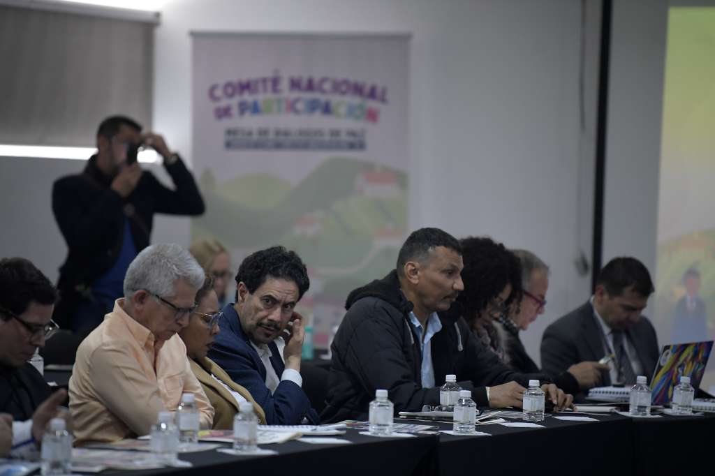 Asistentes a la instalación del Primer Encuentro Nacional para el diseño de la participación de la sociedad civil en el proceso de paz entre el Gobierno colombiano y la guerrilla del ELN, en Bogotá (Colombia).