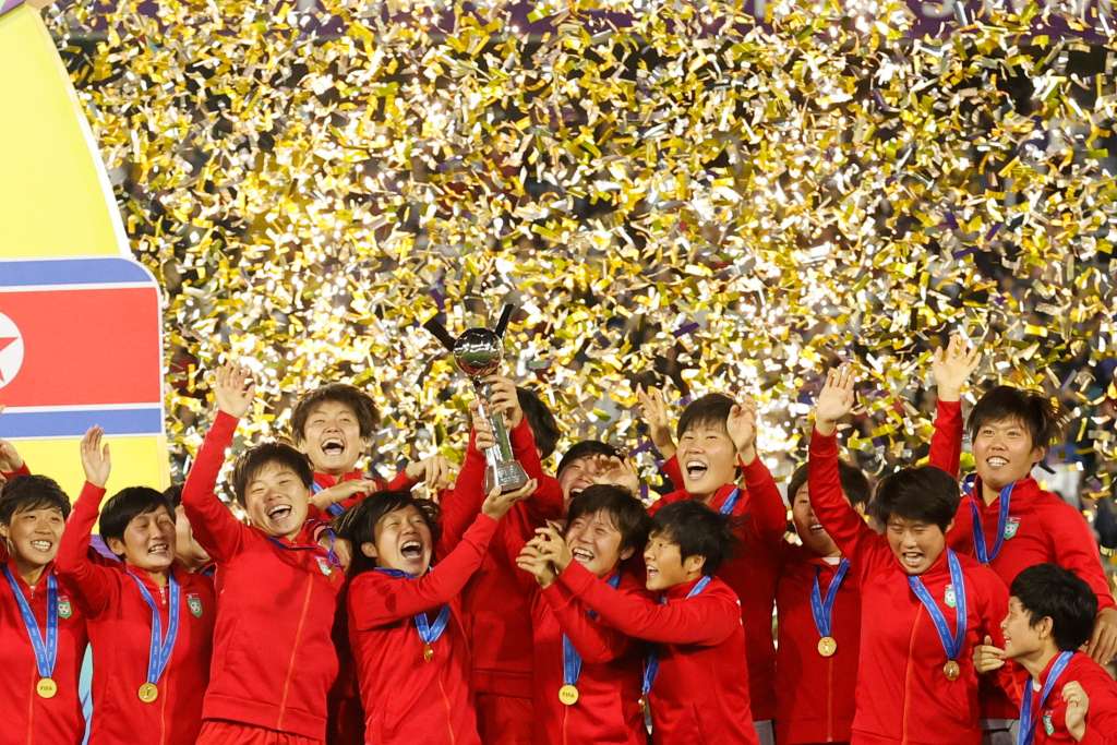 -FOTODELDÍA- AMDEP7739. BOGOTÁ (COLOMBIA), 22/09/2024.- Jugadoras de Corea del Norte celebran con el trofeo al ganar la Copa Mundial Femenina sub-20 tras vencer a Japón este domingo, en el estadio El Campín en Bogotá (Colombia). EFE/ Mauricio Dueñas Castañeda