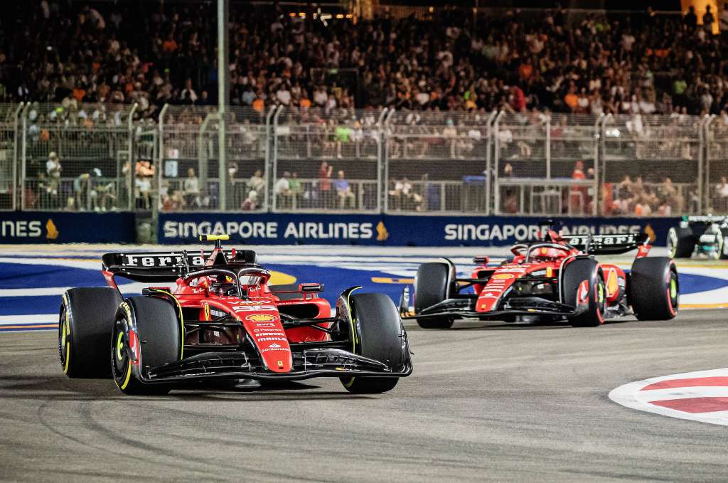 Singapore (Singapore), 17/09/2023.- Spanish Formula One driver Carlos Sainz (L) and Monaco's Formula One driver Charles Leclerc of Scuderia Ferrari in action during the Singapore Formula One Grand Prix race at the Marina Bay Street Circuit, Singapore, 17 September 2023. (Fórmula Uno, Singapur, Singapur) EFE/EPA/TOM WHITE