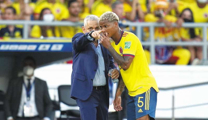 Reinaldo Rueda (izq.), entrenador de la selección colombiana, y Wílmar Barrios, mediocampista que juega en el Zenit de San Petersburgo. / AP